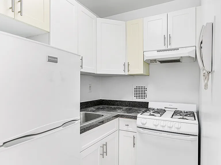 200 E 15th St #4B — Photo 6
