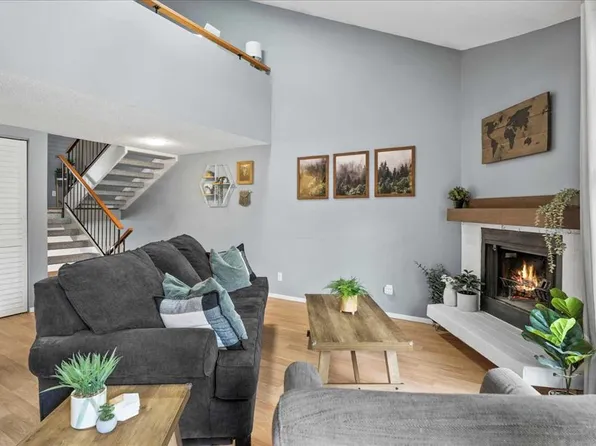 2225 E Oakmoor Dr SW #31, Calgary, AB T2V 4N6