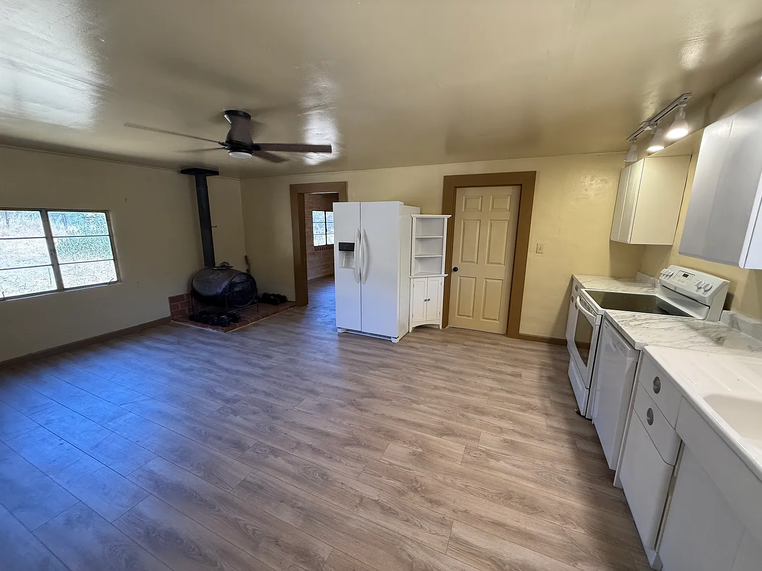 3 bed, 1720 sqft, $2,400 — Photo 3