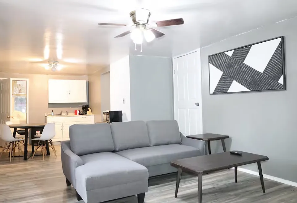 455 Pavonia Ave #1D