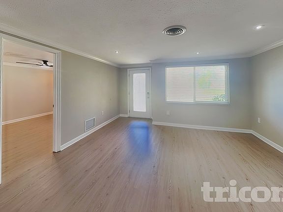 3rd image of 4541 Crystal Rd