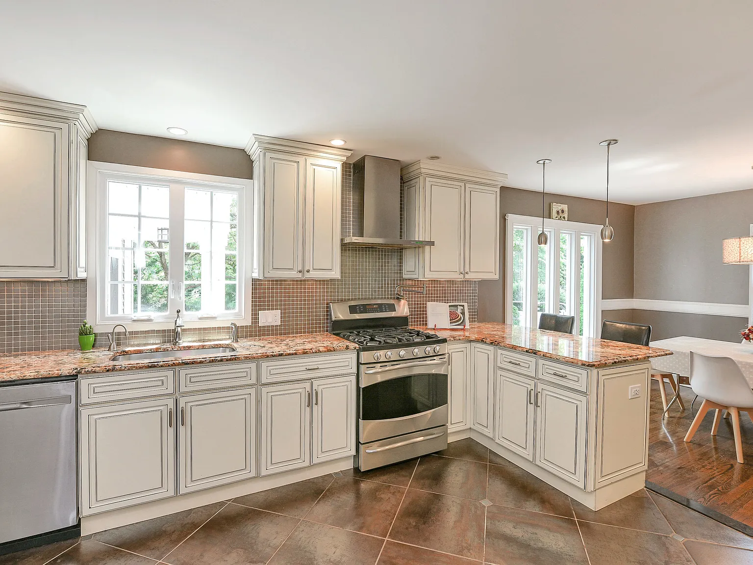 4 bed, 2.5 bath, 2031 sqft, $6,500 — Photo 3