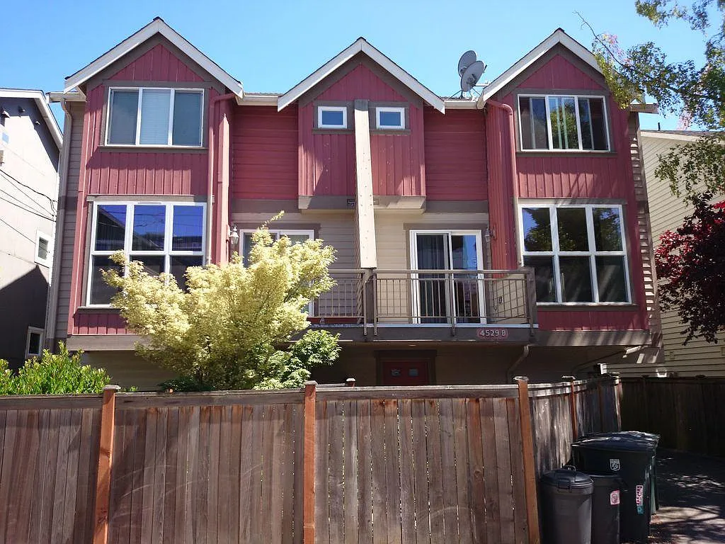 4529 40th Ave SW — Photo 1