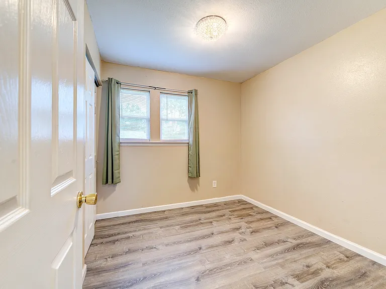 655 Lexington Park — Photo 16