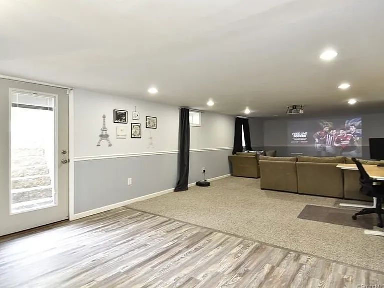 4230 Whitney Ave — Photo 10