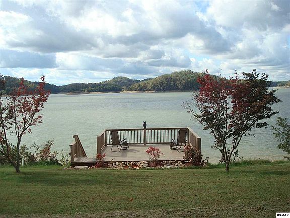 4th image of 210 Lake Edge Ln