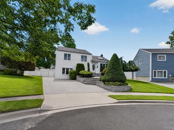 68 Briarwood Lane, Plainview, NY 11803