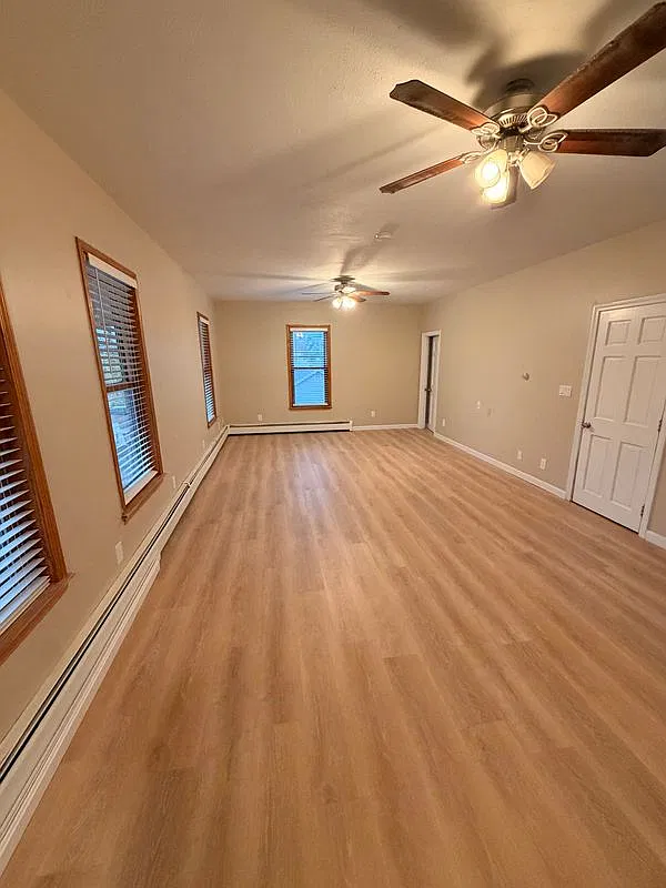 3 bed, 1.0 bath, 1300 sqft, $2,400 — Photo 1