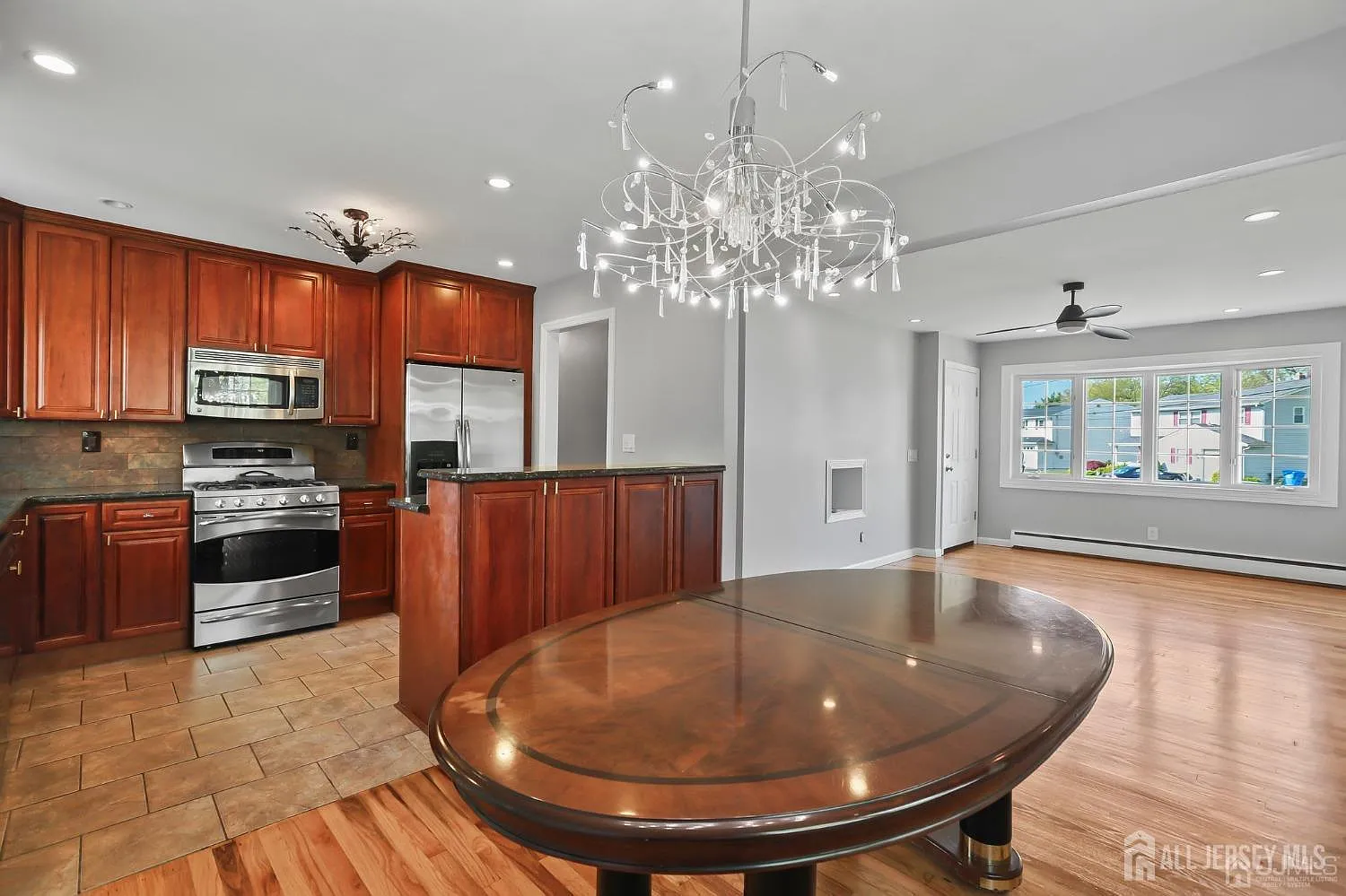 3 bed, 1.0 bath, 931 sqft, $2,600 — Photo 3