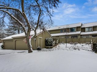 823 Oak Hill Rd, Lake Barrington, IL 60010