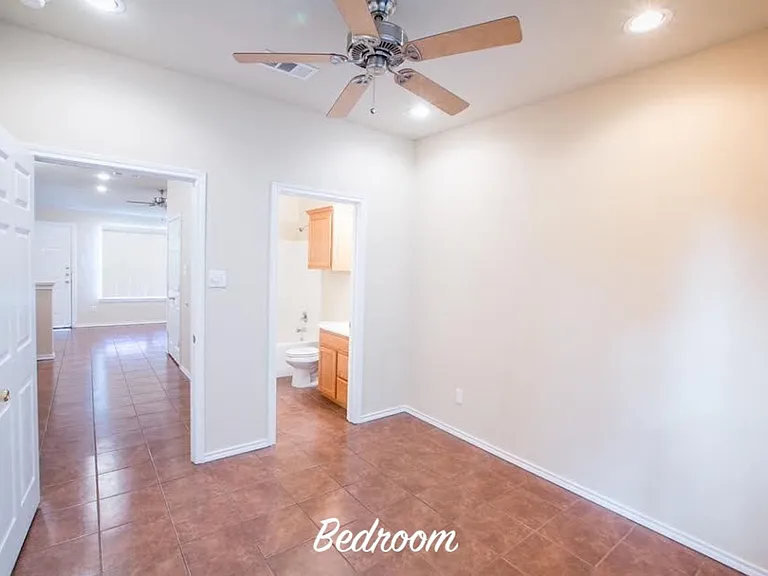 2400 Bryan St — Photo 7