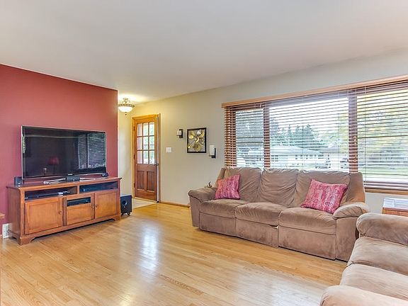 4th image of W236N6518 Hillview Dr
