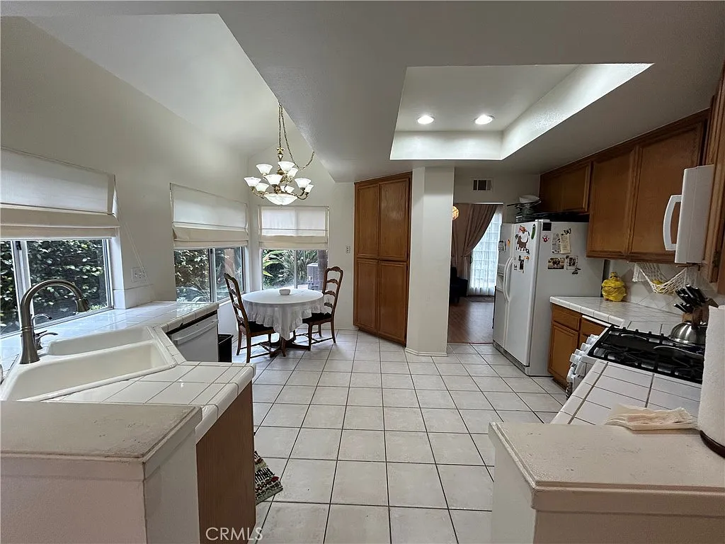 3 bed, 2.5 bath, 2120 sqft, $3,995 — Photo 3