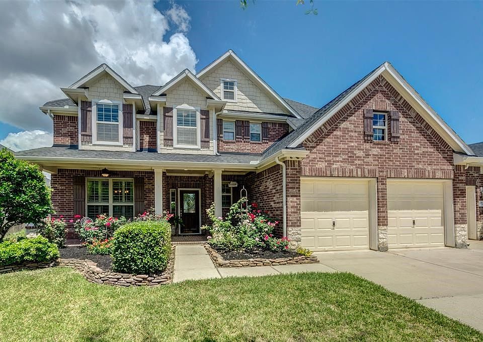 Stunning 4/2.5 in Lakeshore with 3 car garage and beautiful landscaping.