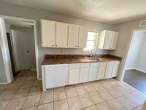 Kitchen (Photo 2)