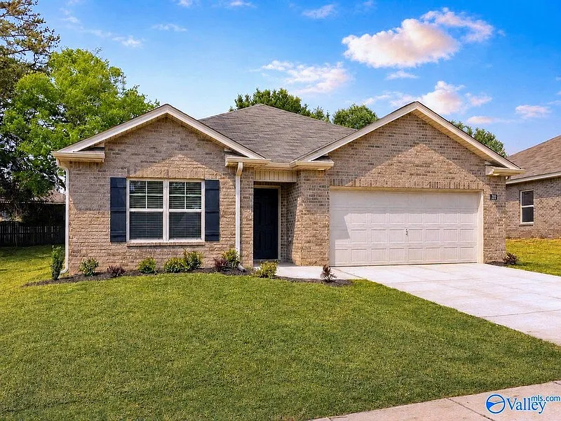 4 bed, 2.0 bath, 1884 sqft, $1,900 — Photo 1