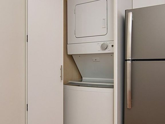 4th image of 228 Twin Oaks Ave APT A
