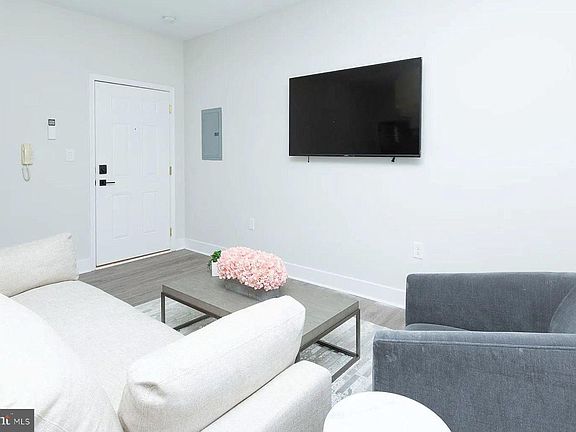 4th image of 1122 N Calvert St APT 1