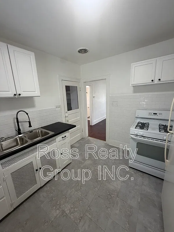 2 bed, 1.0 bath, 1024 sqft, $950 — Photo 2