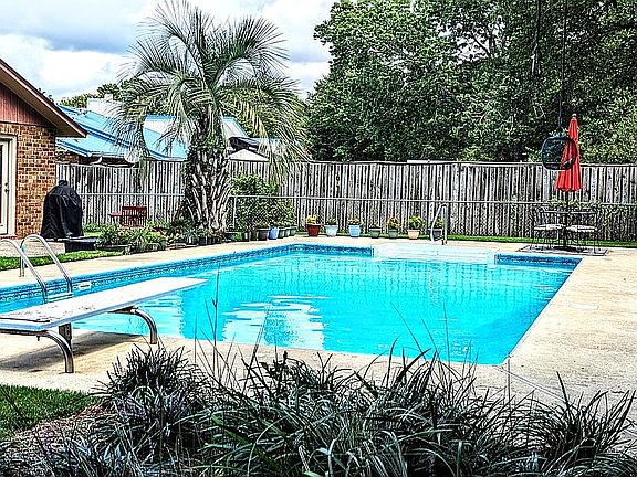 2nd image of 264 Meadowlake Dr