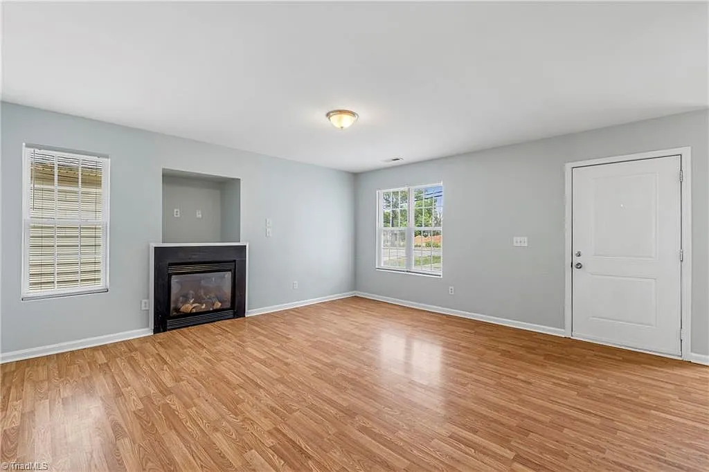 3 bed, 2.0 bath, 1264 sqft, $1,900 — Photo 4