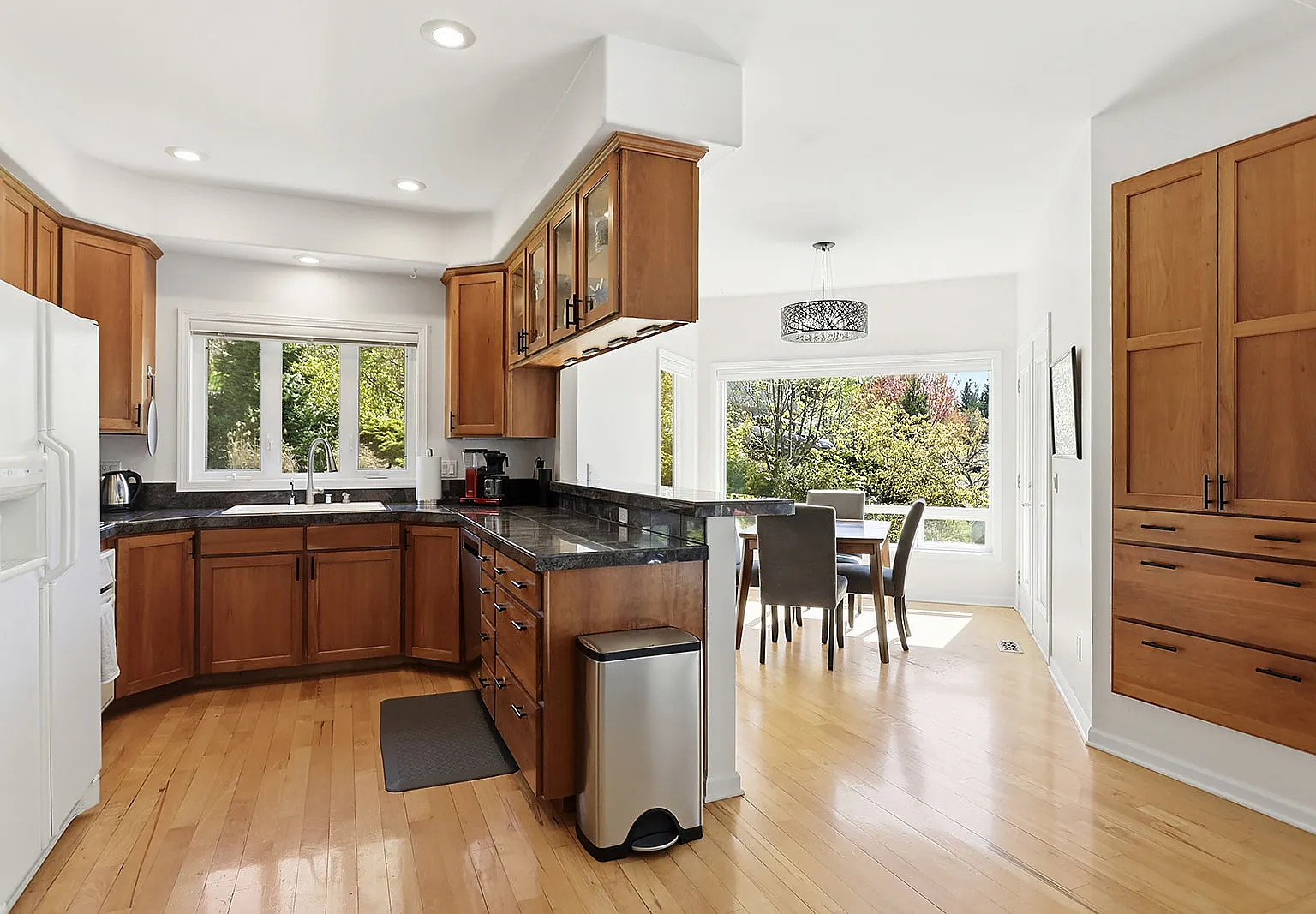 3 bed, 3813 sqft, $3,950 — Photo 4