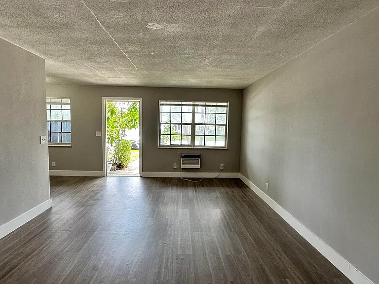 105 NE 6th Ave — Photo 7