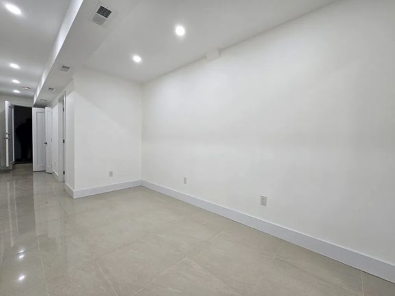 4th image of 983 Willmohr St #1