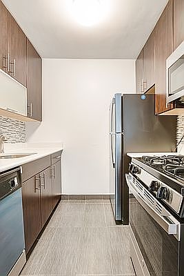 5th image of 300 Mercer St APT 14H