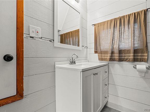 5th image of 471 Willett St