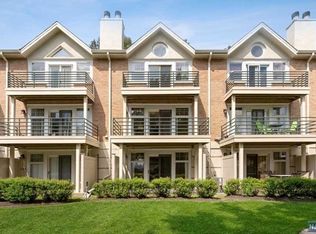19 Grand Cove Way #C19, Edgewater, NJ 07020