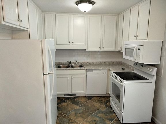 3rd image of 1422 Westview Dr