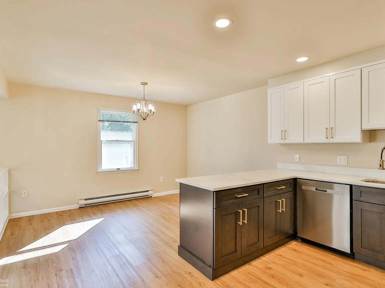 2 bed, 975 sqft, $1,948 — Photo 2