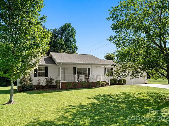 3rd image of 32 Meadow Dr