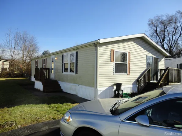 95 Claymore St, Temperance, MI 48182