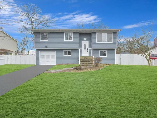 76 Aster Avenue, Holtsville, NY 11742