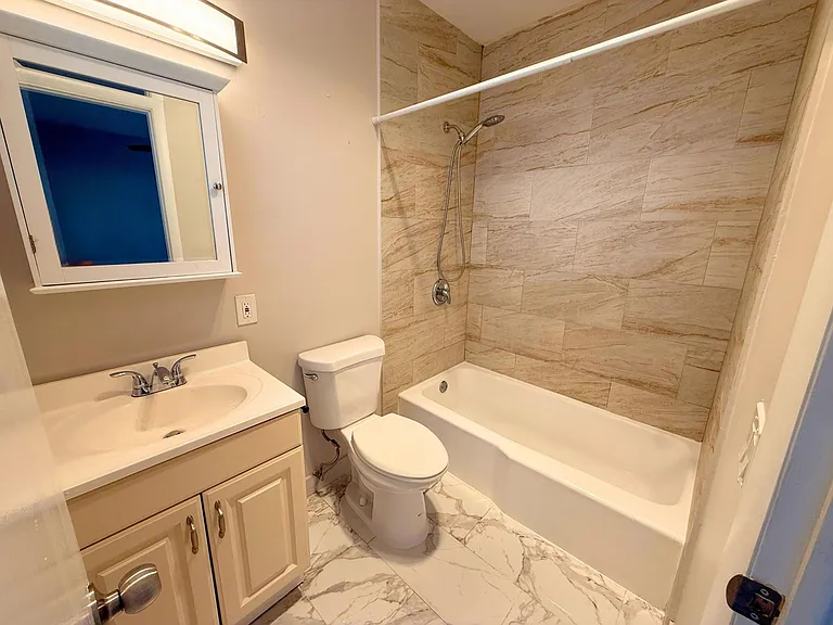 627 NE 10th Ave #4 — Photo 4