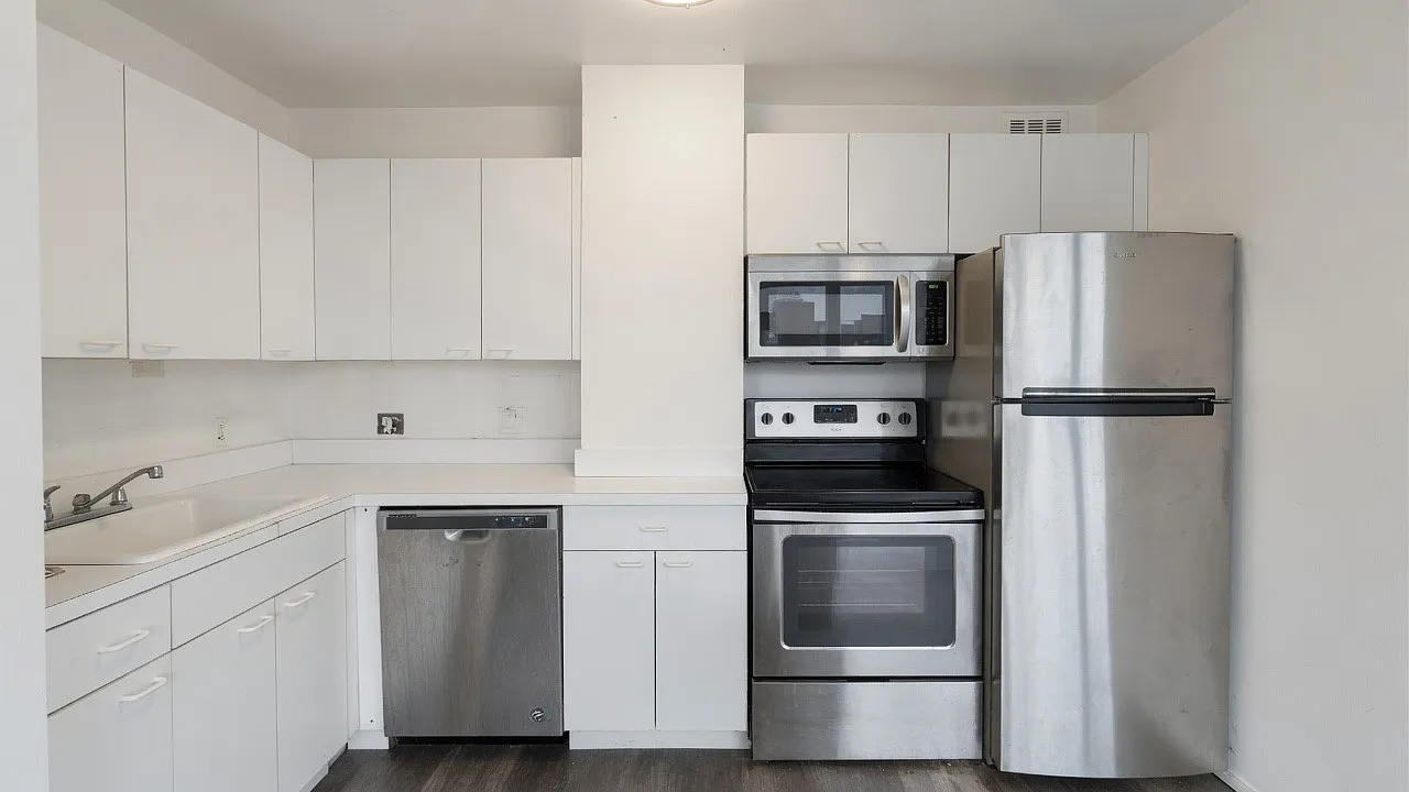 3 bed, 1600 sqft, $4,800 — Photo 1