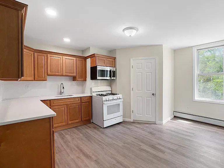 4 bed, 1000 sqft, $2,200 — Photo 1