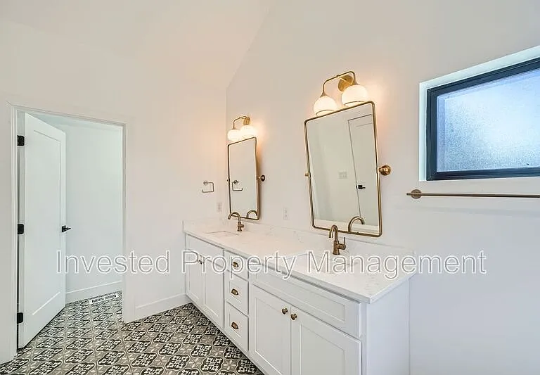 1405 N Yates St — Photo 23