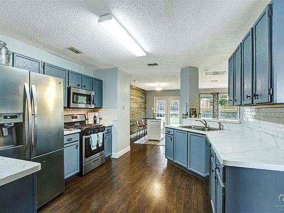 3rd image of 1588 Crown View Dr