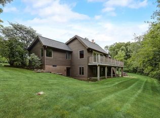 W333S221 Glen Oaks Dr, Delafield, WI 53018