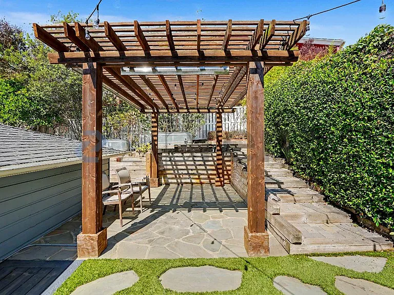 517 Sapphire St — Photo 22
