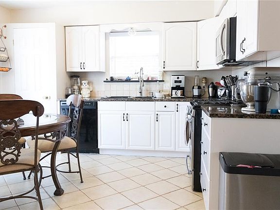 3rd image of 4 Tanglewood Dr