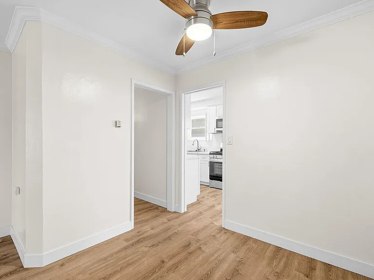 Windansea Apartments — Photo 22