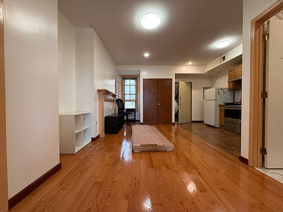 2nd image of 914 Winter St #2F