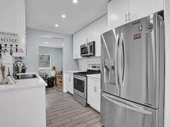 2nd image of 1025 SE 15th Ter Floor 33312