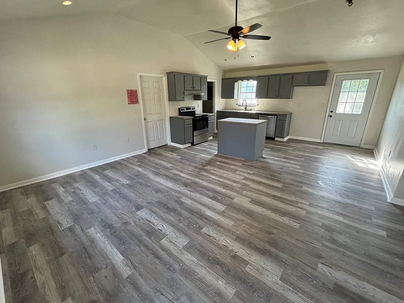 170 Colonial Cir NE — Photo 3