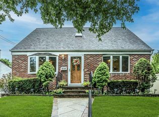 8154 261st St, Glen Oaks, NY 11004