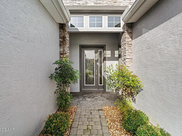 829 Pinewood Dr — Photo 3